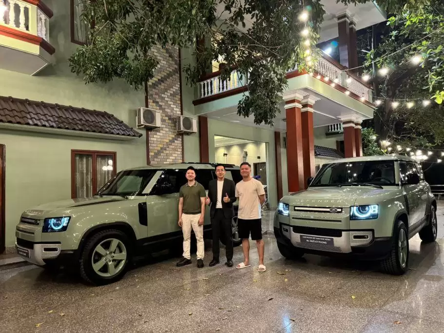 Hai anh em ở Bình Dương “chơi lớn” chi hơn 15 tỷ tậu 2 chiếc Land Rover Defender 75th Limited Edition cực giới hạn tại Việt Nam