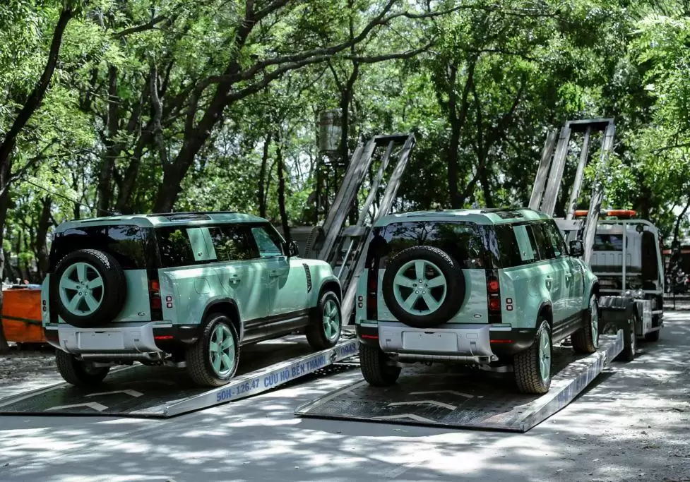 Hai anh em ở Bình Dương “chơi lớn” chi hơn 15 tỷ tậu 2 chiếc Land Rover Defender 75th Limited Edition cực giới hạn tại Việt Nam